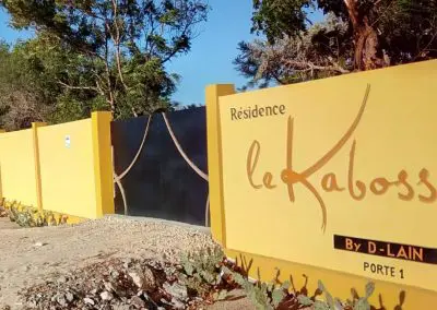 L'entrée coté route de votre résidence de tourisme le Kaboss